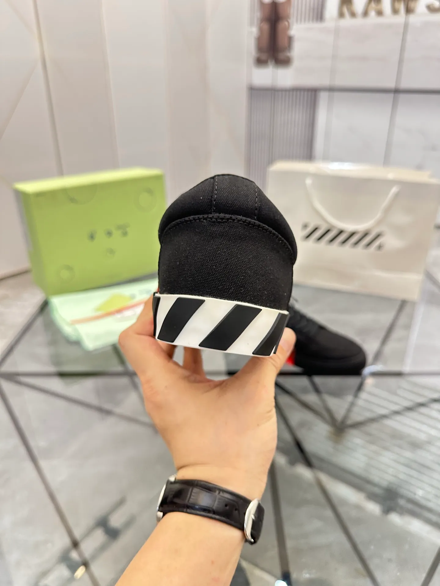 Selling men's shoes 💰: 💰P440¥ Product trademark: OFF WHITE *"OFF WHITE*" low-top casual shoes Regular size: 35-45 (can be customized to 46) Couple style Product materials: Original fabric from the upper counter, breathable lining, original outsole. No.: H203